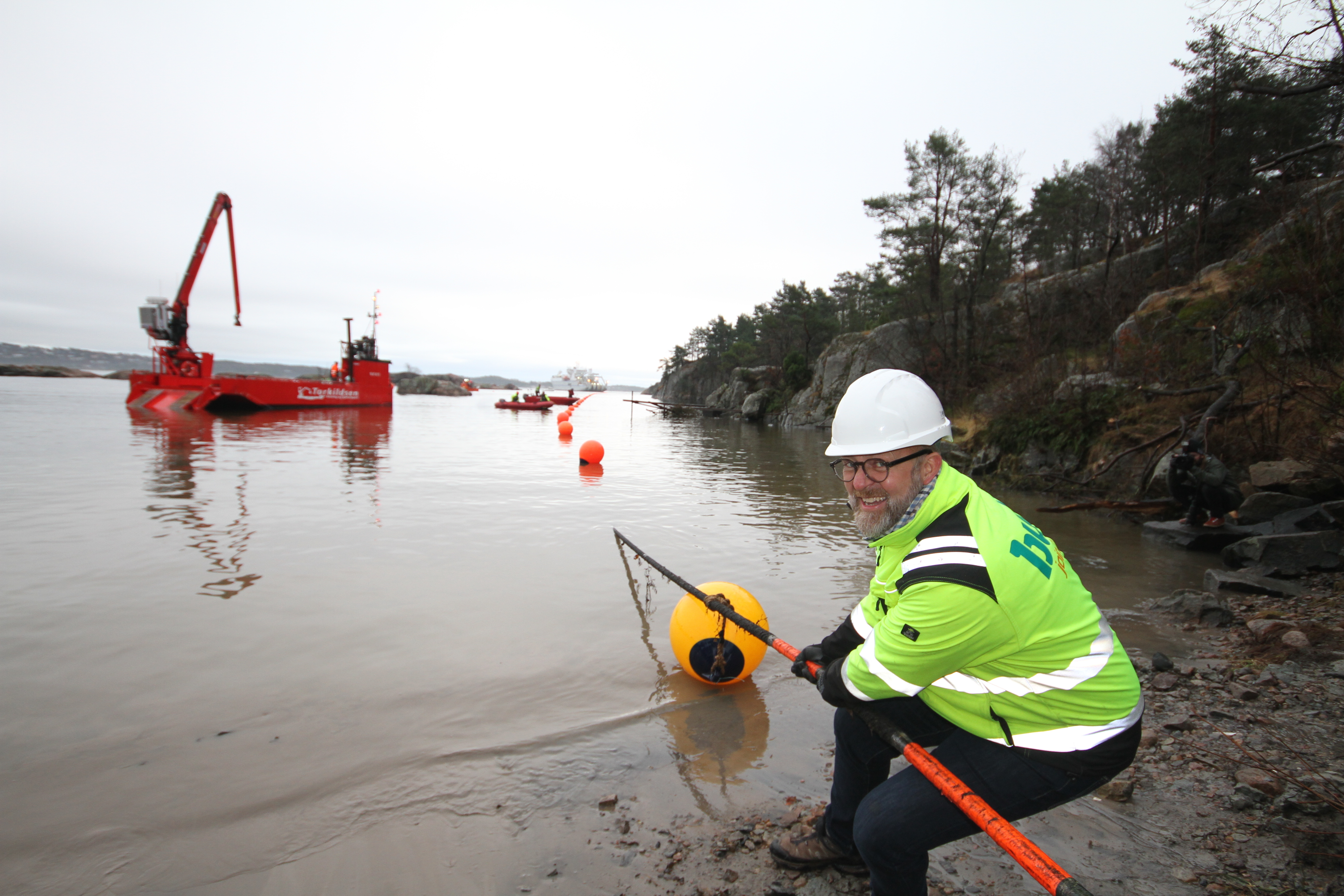 Peder Nærbø pulling the Havsil fibercable ashore in Kristiansand